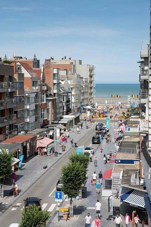 Die lebhafte Zeelaan und ihre Geschäfte — Koksijde-Bad